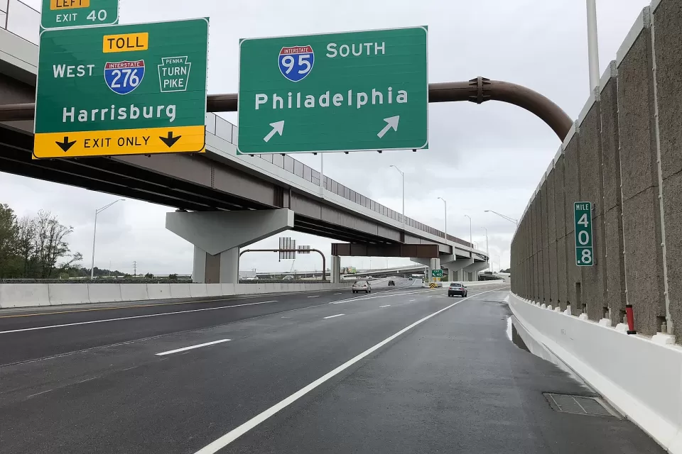 View south along Interstate 95 (Pennsylvania Turnpike Delaware River Extension) at Exit 40 (Interstate 276 WEST/Pennsylvania Turnpike, Harrisburg) in Bristol Township, Bucks County, Pennsylvania